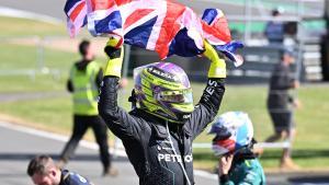 Hamilton celebrando el podio en el GP de Gran Bretaña