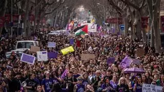 La vivienda y Palestina irrumpen en la manifestación del 8M multitudinaria de Barcelona