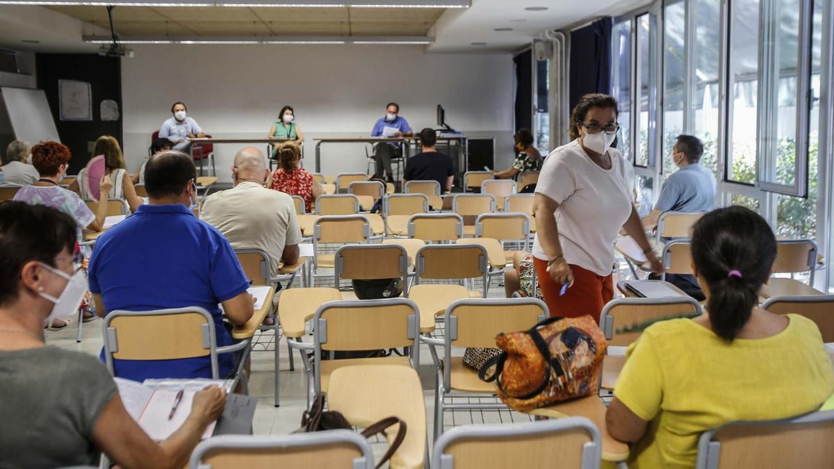 Reunión de los jefes de departamento de un instituto de la provincia el primer día del curso.