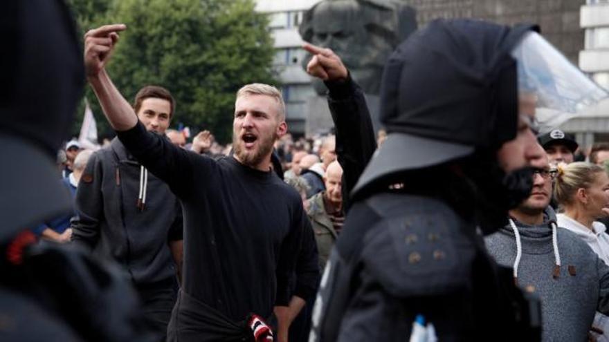 Unos 2.000 neonazis se concentran en Alemania para dar &quot;caza&quot; a inmigrantes