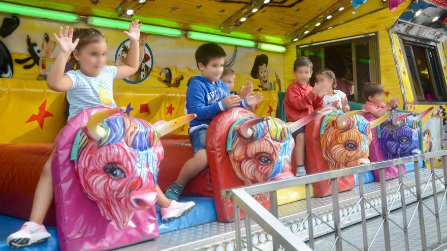 Niños en una de las atracciones estas fiestas. // R. Vázquez