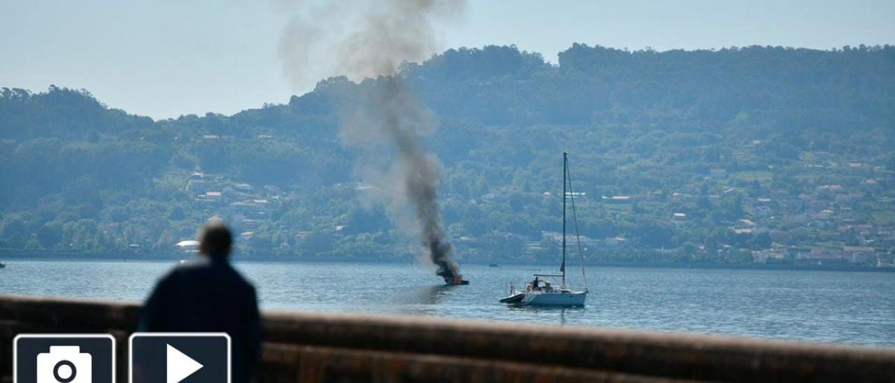 Nube de humo localizada sobre el barco en Combarro. // Gustavo Santos