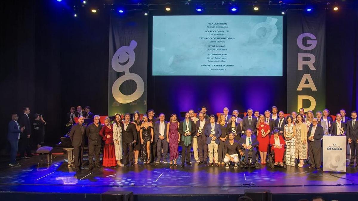 Foto de familia con todos los premiados en el escenario.
