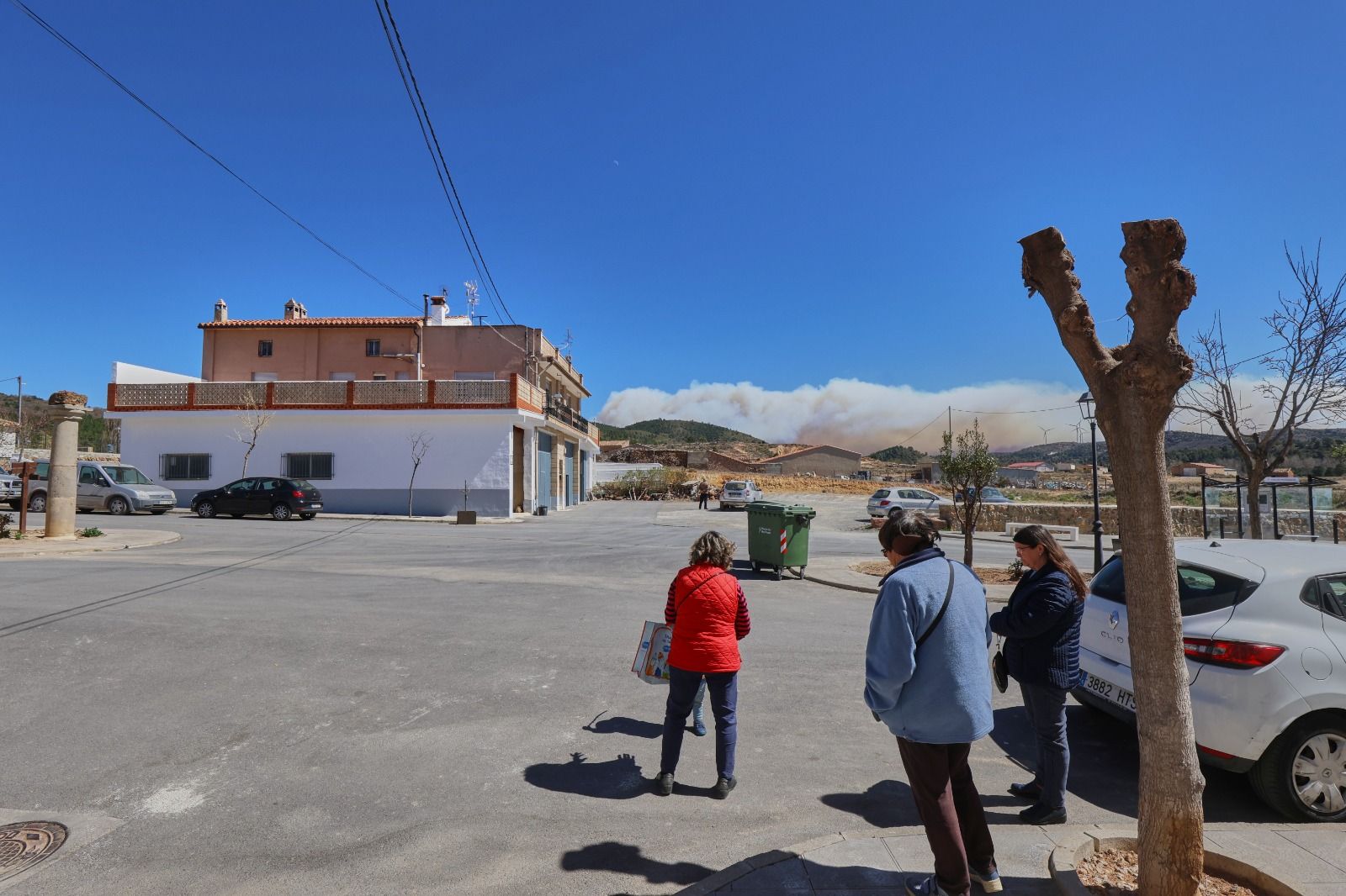 Los vecinos de Pina de Montealgrao observan el incendio con preocupación