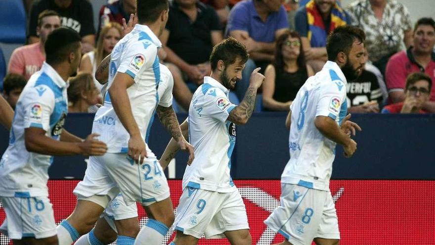 Fede Cartabia, en el centro, tras marcar el primer gol del Deportivo en el Ciutat de Valencia.