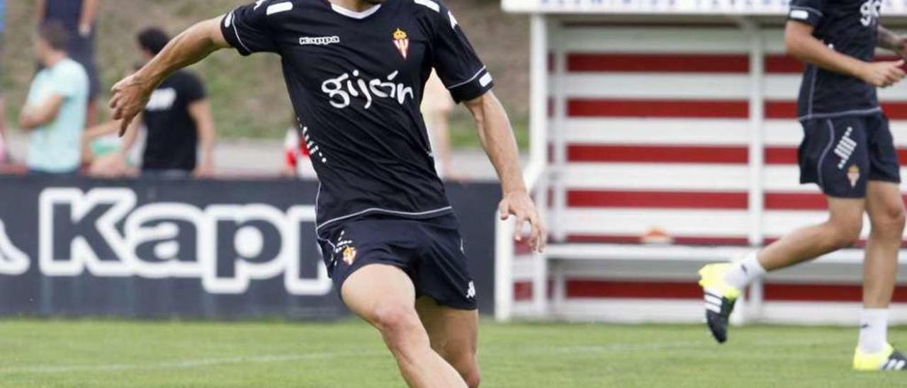 Sergio Álvarez se dispone a realizar un pase durante el entrenamiento.