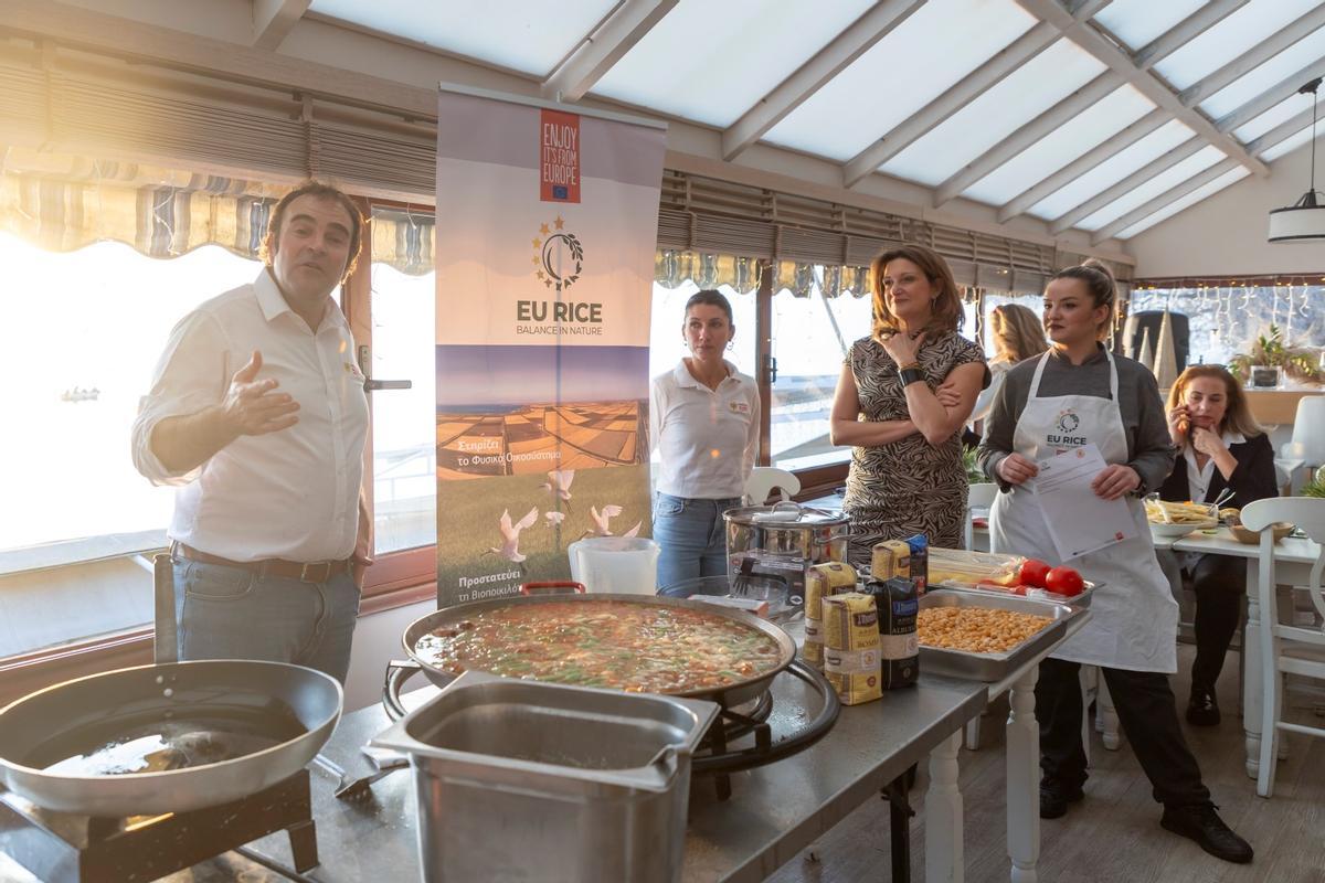 Santos Ruiz, gerente de la DO Arrós de València, ofreció una &quot;masterclass&quot; sobre paella a periodistas y cocineros griegos.
