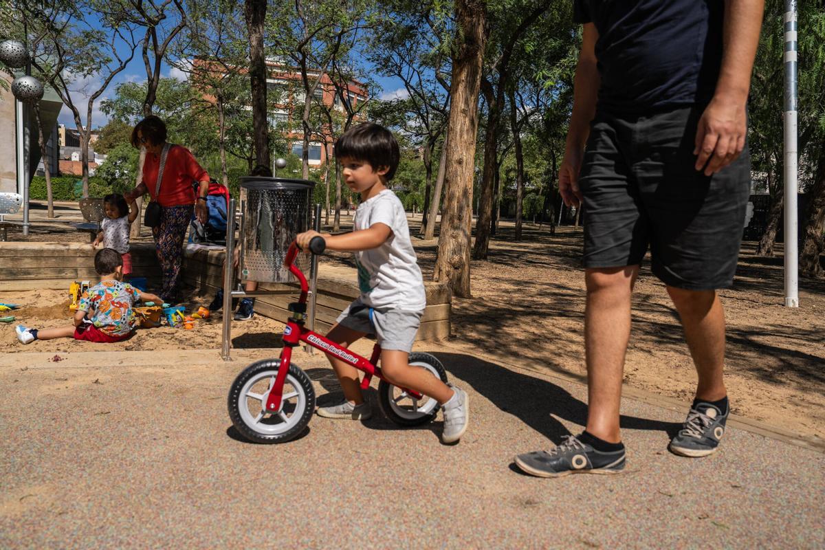 Niño montando en bicicleta