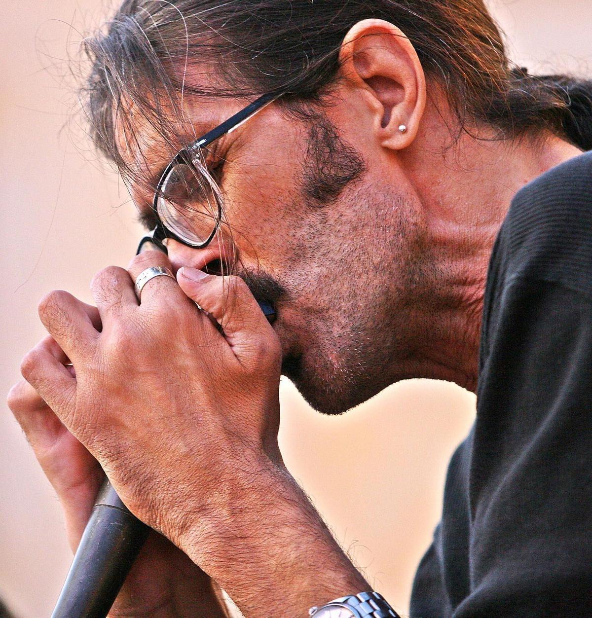 Blues-Legende an der Mundharmonika: Víctor Uris.