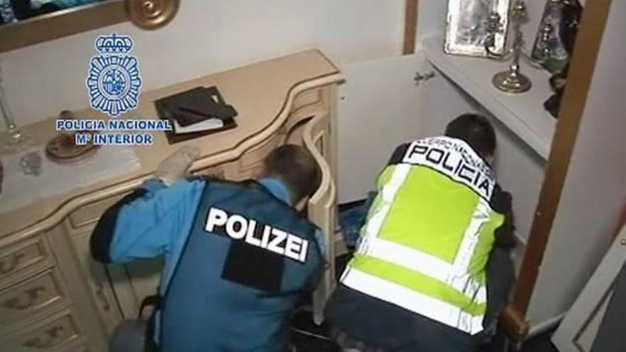 La Policía en uno de los registros realizados en la operación.