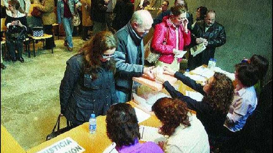 Funcionarios, votando, ayer, en la sala de bodas del Palacio de Justicia de Oviedo.