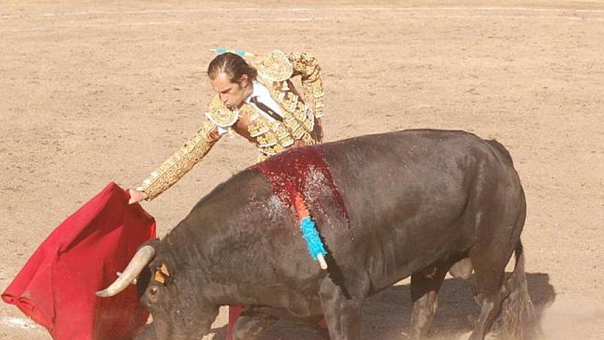 El torero salmantino saludando con los dos trofeos conquistados.