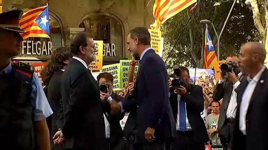 Pitos y abucheos al Rey y a Mariano Rajoy a su llegada a la manifestación