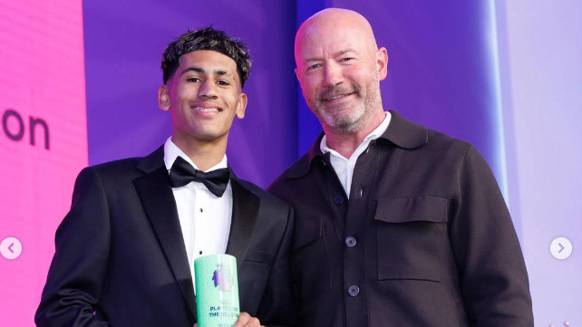 JJ Gabriel, con el trofeo como mejor sub-18 y junto a Alan Shearer