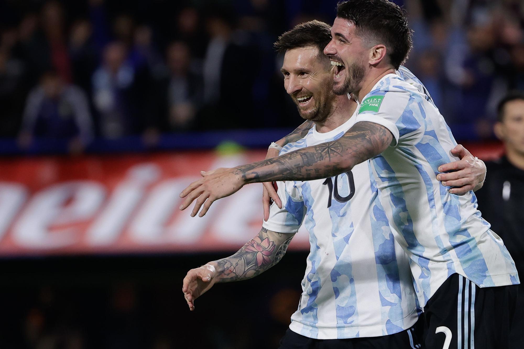 Messi celebra con De Paul