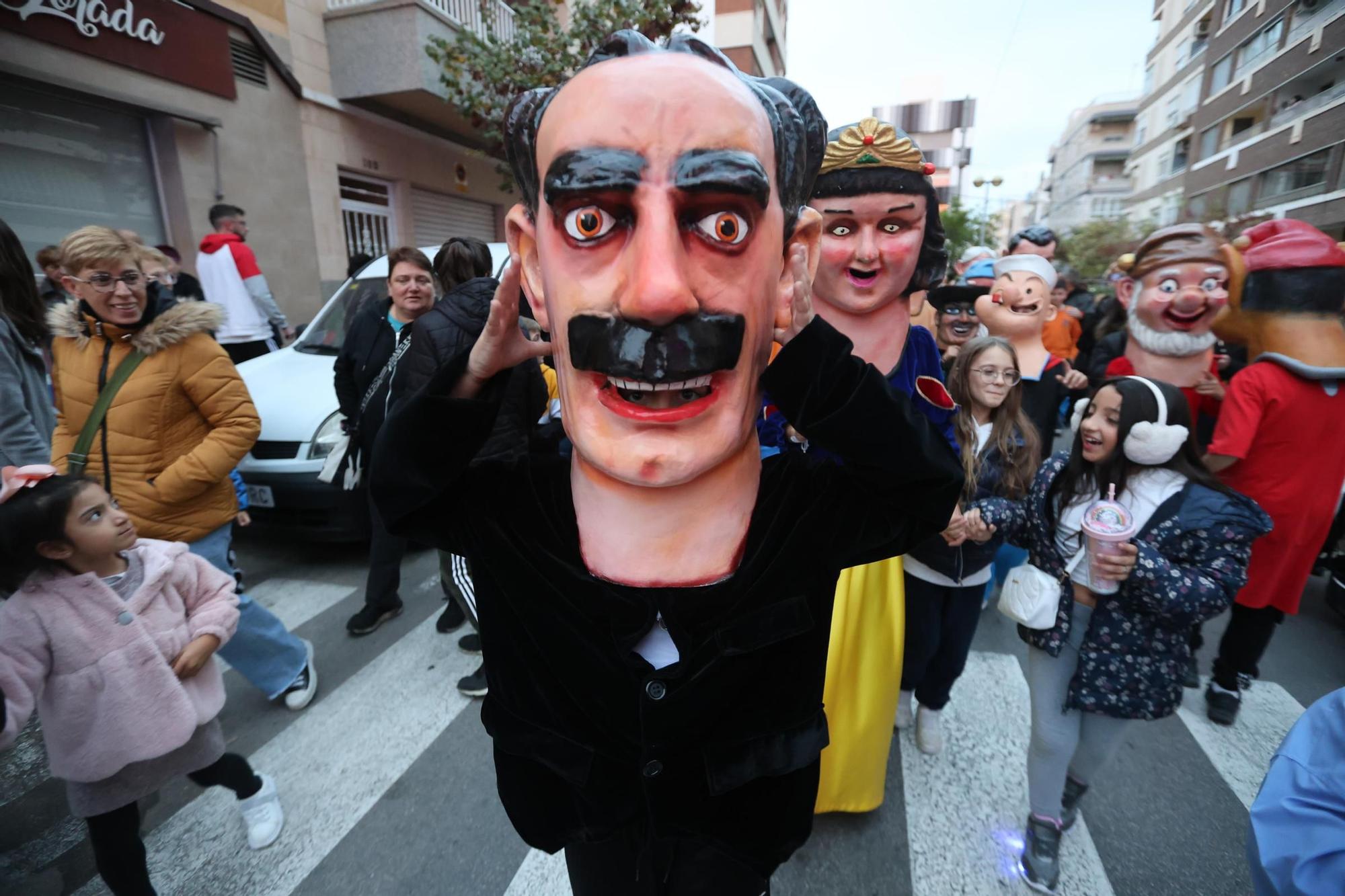 Llegan Lilí, El Lobo, El Ogro, la Serafina y el Ora Por Nobis. Es la Charamita. Es fiesta en Torrevieja