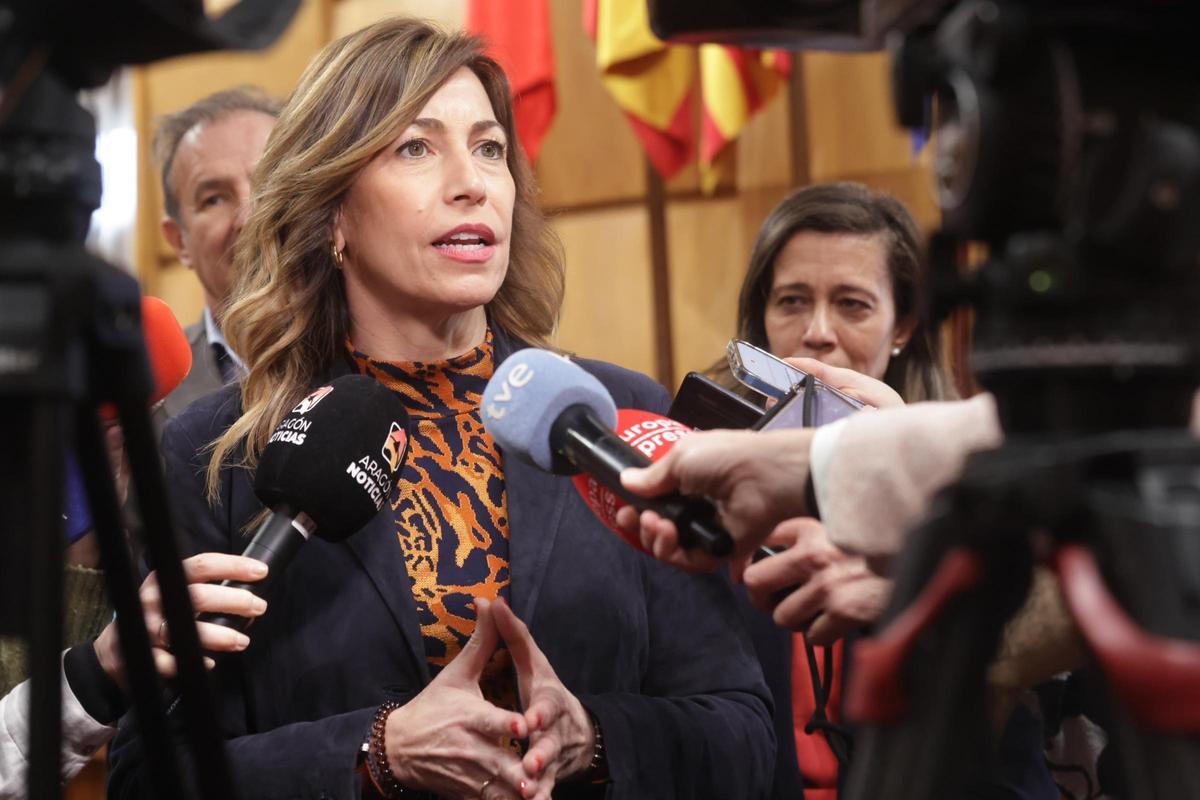 La alcaldesa de Zaragoza, Natalia Chueca, este miércoles en su comparecencia ante los medios.