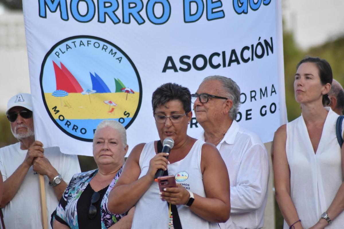 Representantes de la Plataforma Morro de Gos, durante su intervención, junto al alcalde y concejalas.