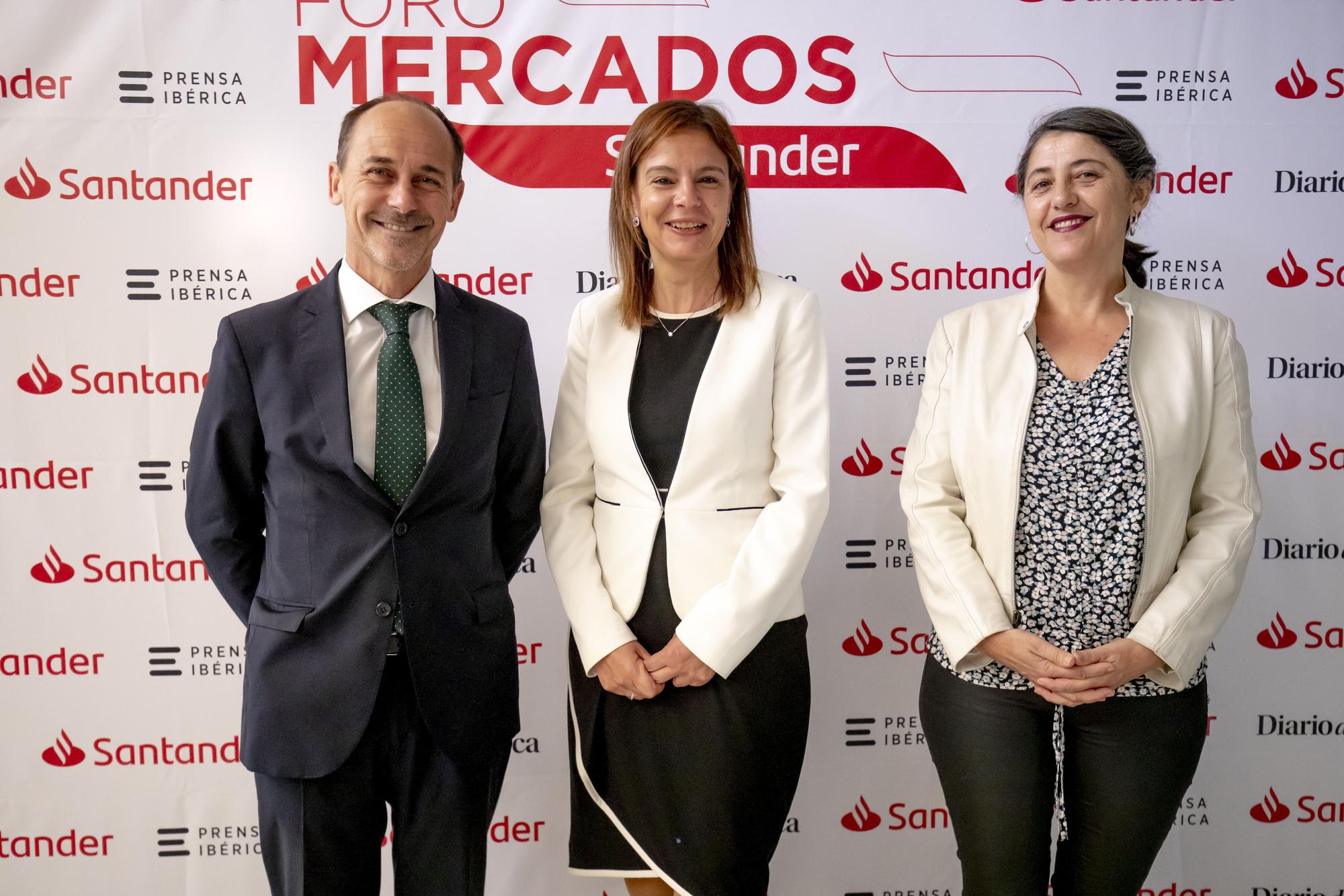 La delegada territorial, Celia Torrebadella, Marisa Goñi y Sebastián Oliver.