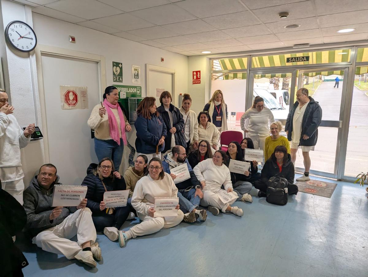 Un momento de la protesta por impagos y otros problemas que han celebrado los trabajadores del CAMP Santa Faz este miércoles