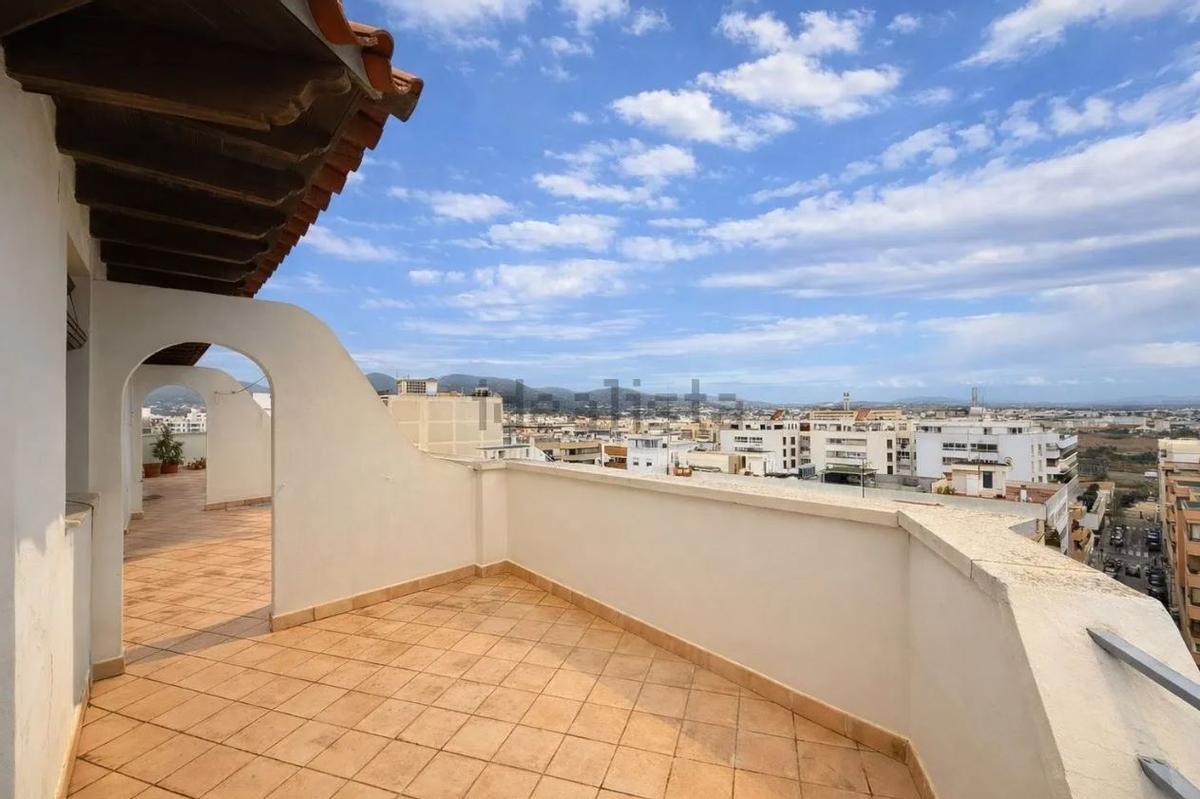 A la venta un ático en Ibiza con unas vistas de 360 grados "que quitan el aliento”: desde Dalt Vila a Talamanca