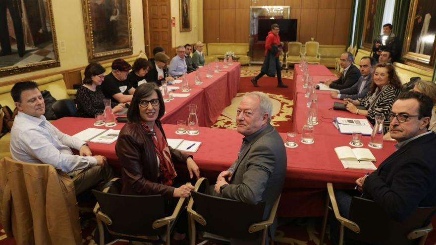 En el centro de la imagen, Nieves Roqueñí y Aurelio Martín, junto a los vecinos y agentes sociales que participaron ayer en la mesa de diálogo por la contaminación de la zona oeste, en el Ayuntamiento.