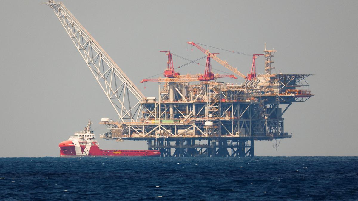 Vista de una plataforma de producción de gas natural frente a la costa de Haifa (Israel).