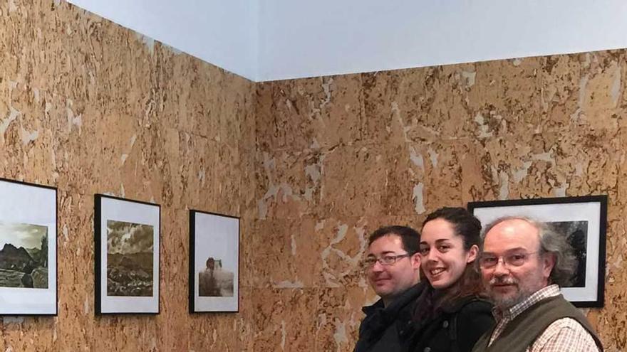 Jorge Villar, Silvia Iglesias y Antonio de Pedro visitan la exposición &quot;La mirada íntima&quot; en la Casa de Cultura de Arriondas, ayer.