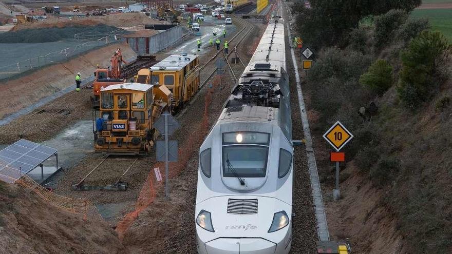 Base de montaje de La Hiniesta con el primer tren carrilero (al fondo, izquierda).