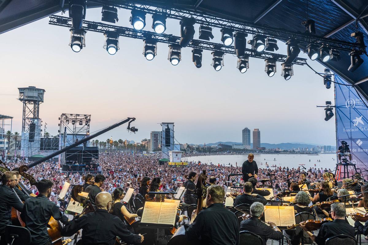 La Orquesta Sinfónica de Barcelona y Nacional de Cataluña (OBC), dirigida por Ludovic Morlot, presenta en una nueva edición de "Clàssica a la platja"