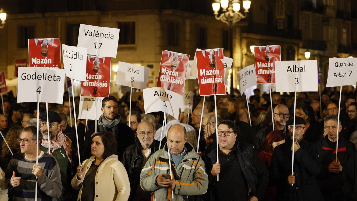 Varias decenas de personas han participado ste viernes en una protesta en Valencia para pedir la dimisión de Carlos Mazón.