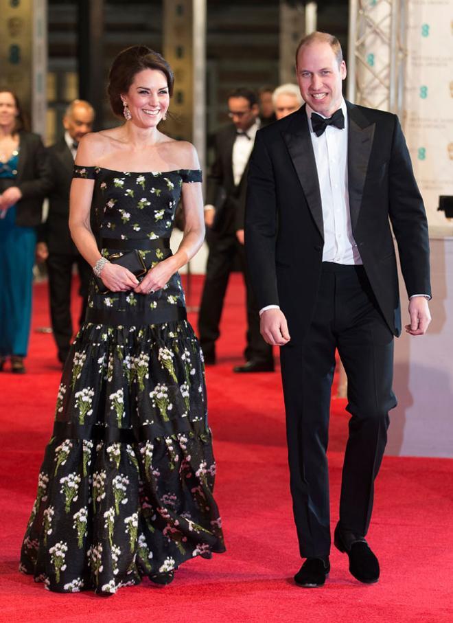 Kate Middleton con vestido de flores de  Alexander McQueen junto a Guillermo en los Bafta 2017