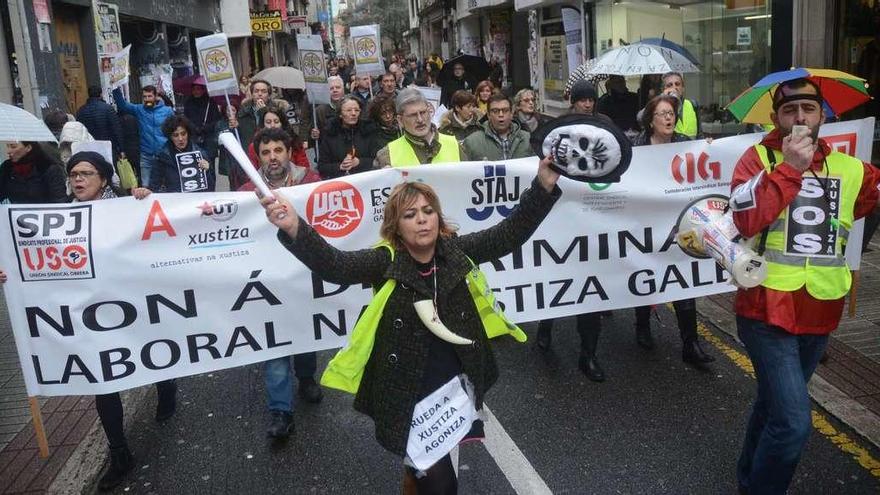 La manifestación de funcionarios de la Justicia durante su recorrido por las calles de Pontevedra. // Rafa Vázquez