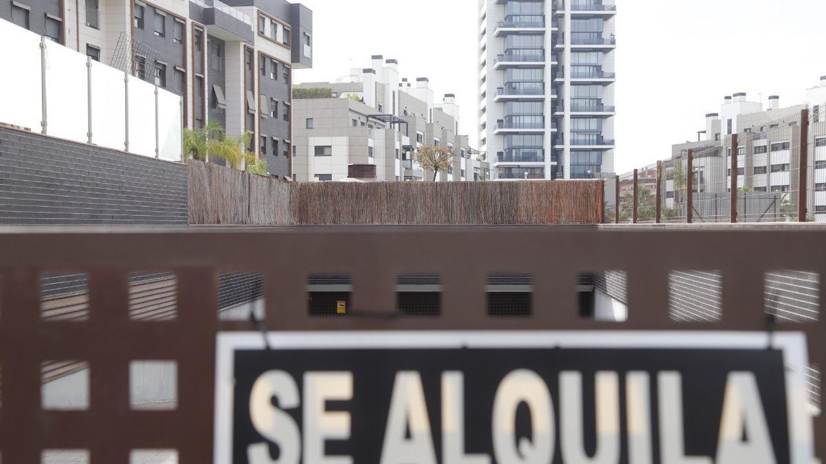 Letreros de alquiler de viviendas en una zona de expansión de Córdoba.