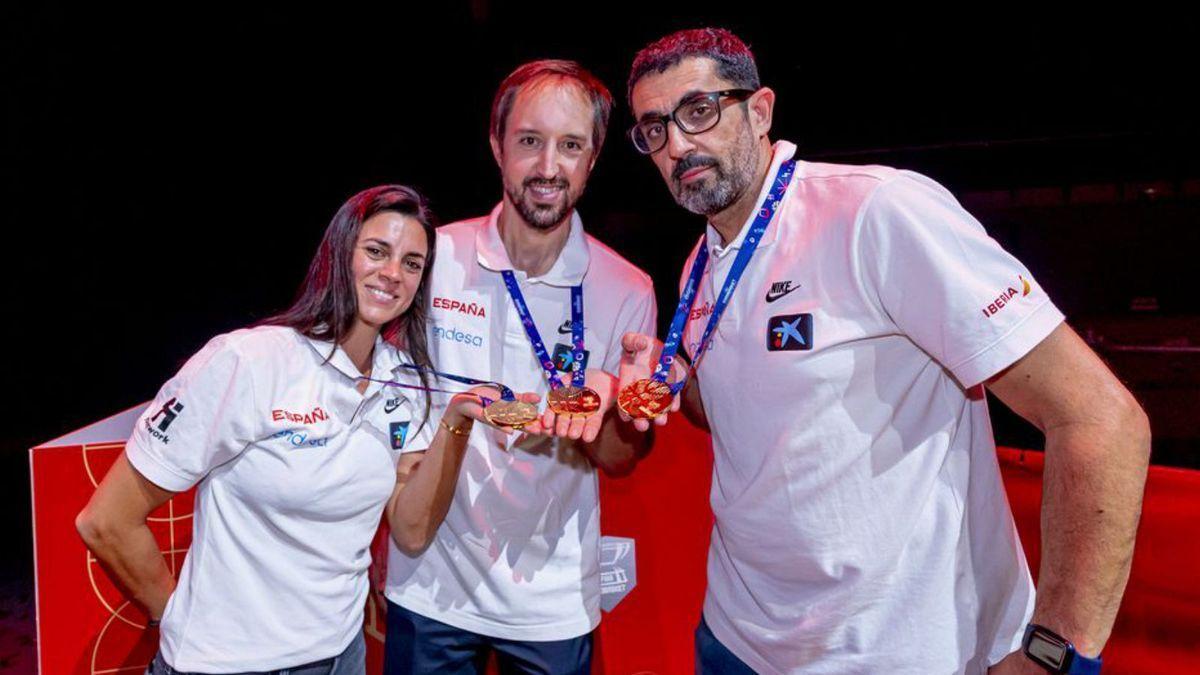 Lorena Torres, en una simpática foto con el oro europeo. | RFEB