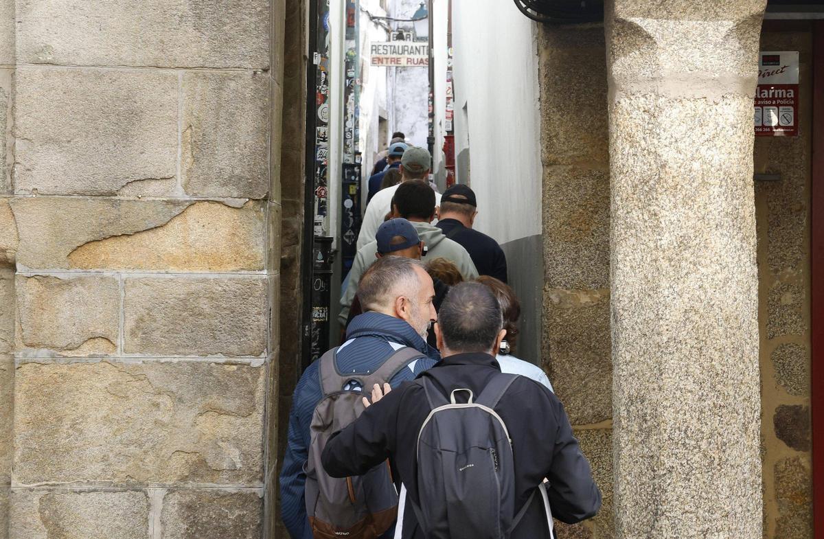 El callejón de Entrerrúas totalmente tomado por los turistas