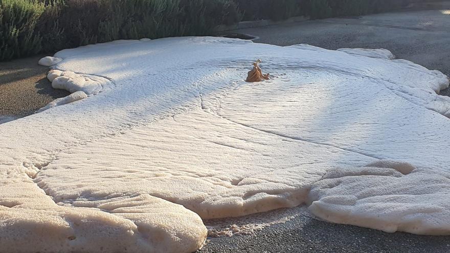 Imagen de uno de los vertidos detectados en el alcantarillado de Écija