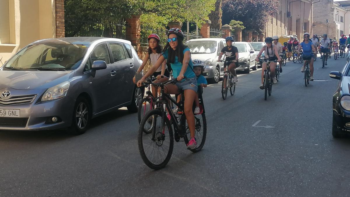 Adultos y niños disfrutan de la marcha cicloturista de las fiestas