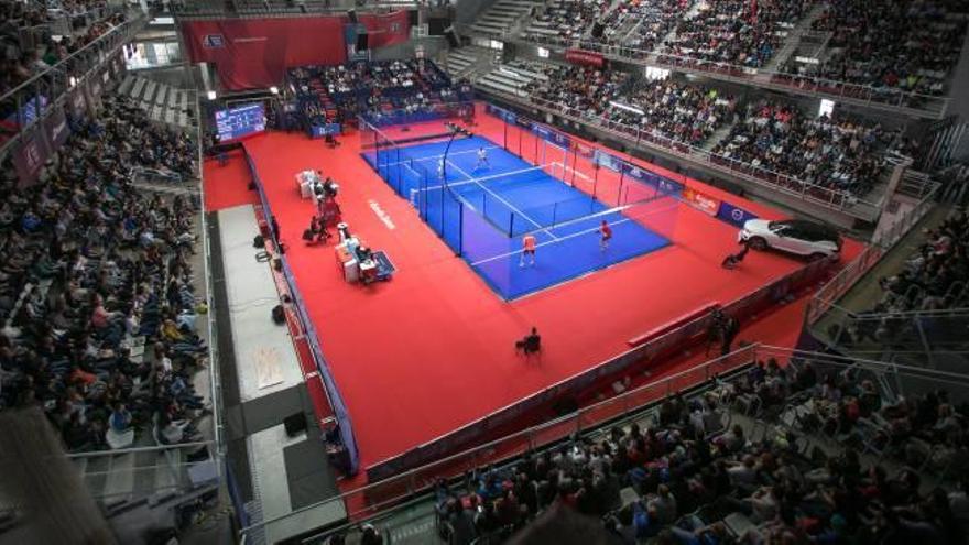 La jornada de semifinales del Abierto de Alicante del World Padel Tour agotó ayer las 4.000 localidades en el Pabellón Pedro Ferrándiz.