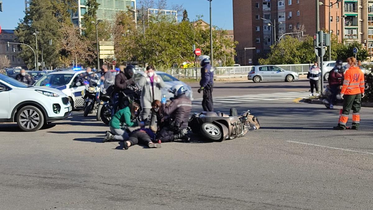 Momento previo a la llegada de la ambulancia, con peatones atendiendo a la mujer atropellada.