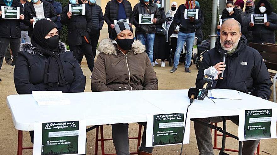 La protesta d&#039;ahir, davant l&#039;ajuntament de Salt.