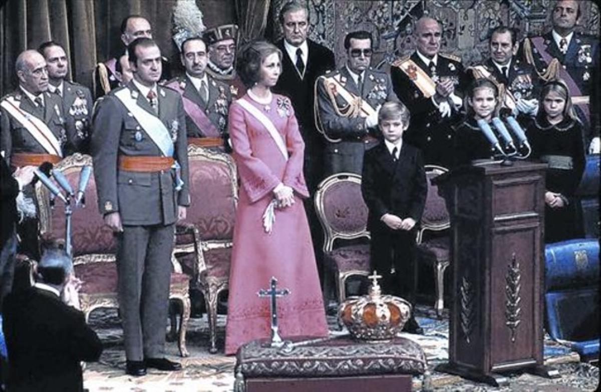 La proclamació de Joan Carles a les Corts, al costat de la seva dona i fills. La proclamació de Joan Carles a les Corts, al costat de la seva dona i fills.