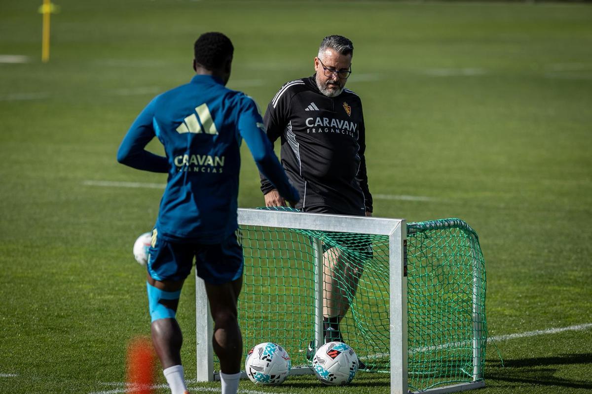 Néstor Pérez, segundo entrenador, junto a Saidu este martes.