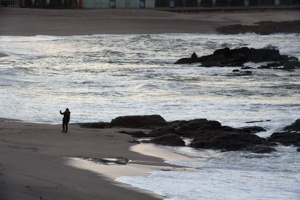 La alerta naranja continúa en el mar. El acceso a las playas y a la torre de Hércules permanece restringido.