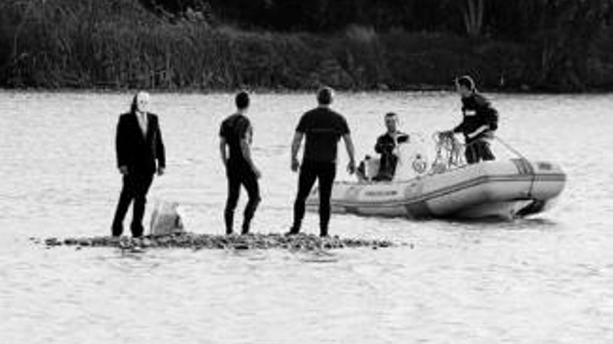 Un hombre protesta por un desahucio con traje y máscara en mitad del río