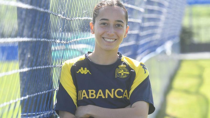 Paula Gutiérrez, centrocampista del Dépor Abanca, en la ciudad deportiva de Abegondo. |  // CARLOS PARDELLAS