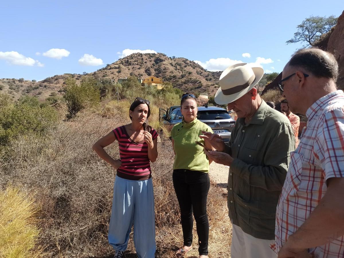 El alcalde y el concejal Jacobo Florido visitaron este domingo la zona donde iría el vertedero de residuos, al norte de la Junta de los Caminos.