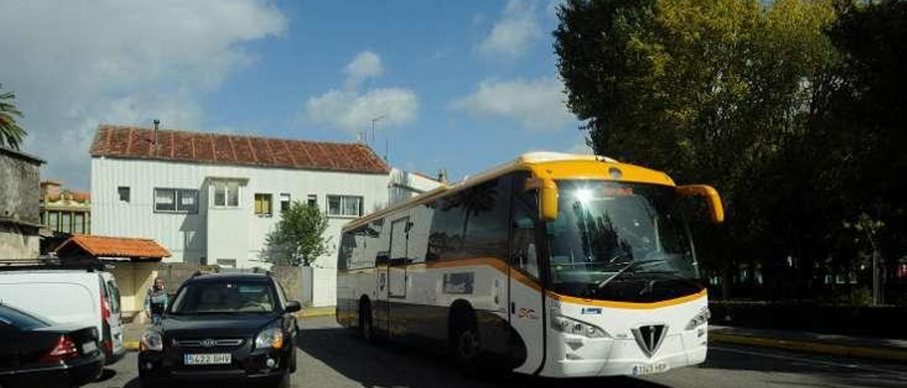 Un autobús a su paso por el casco urbano vilanovés. // I. A.