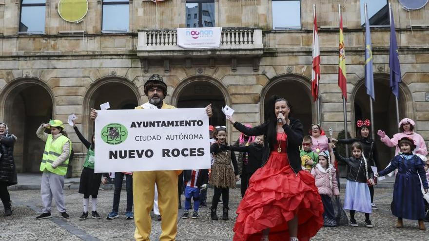 Los vecinos de Nuevo Roces actúan ante la alcaldesa de Gijón