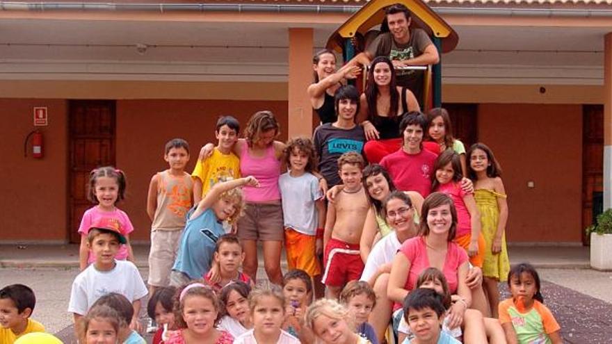 Grupo de niños participantes en la ´escoleta d´estiu´ de Campos, el pasado verano, en el colegio público Joan Veny i Clar.